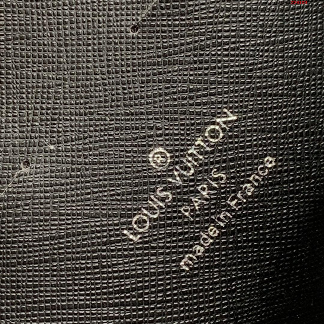 M 30441十字紋Pochette Kasai手にバッグを持って質感の繊細なTaガ革でコンパクトな構造を形成してLV文字表示底