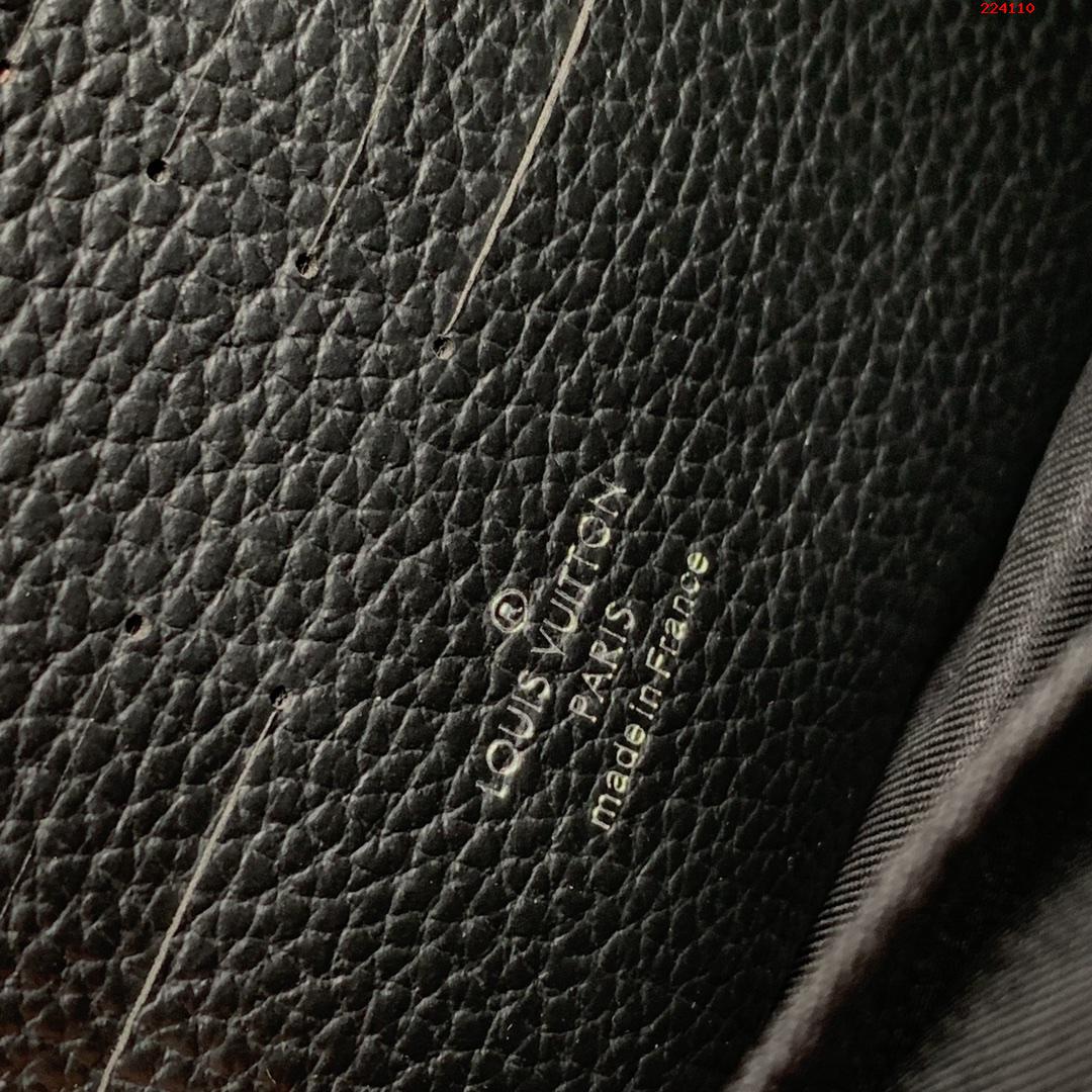 M 41663ライチ紋Pochette Kasai手にバッグを持って質感の繊細なTaガ革でコンパクトな構造を形成させてLV文字表