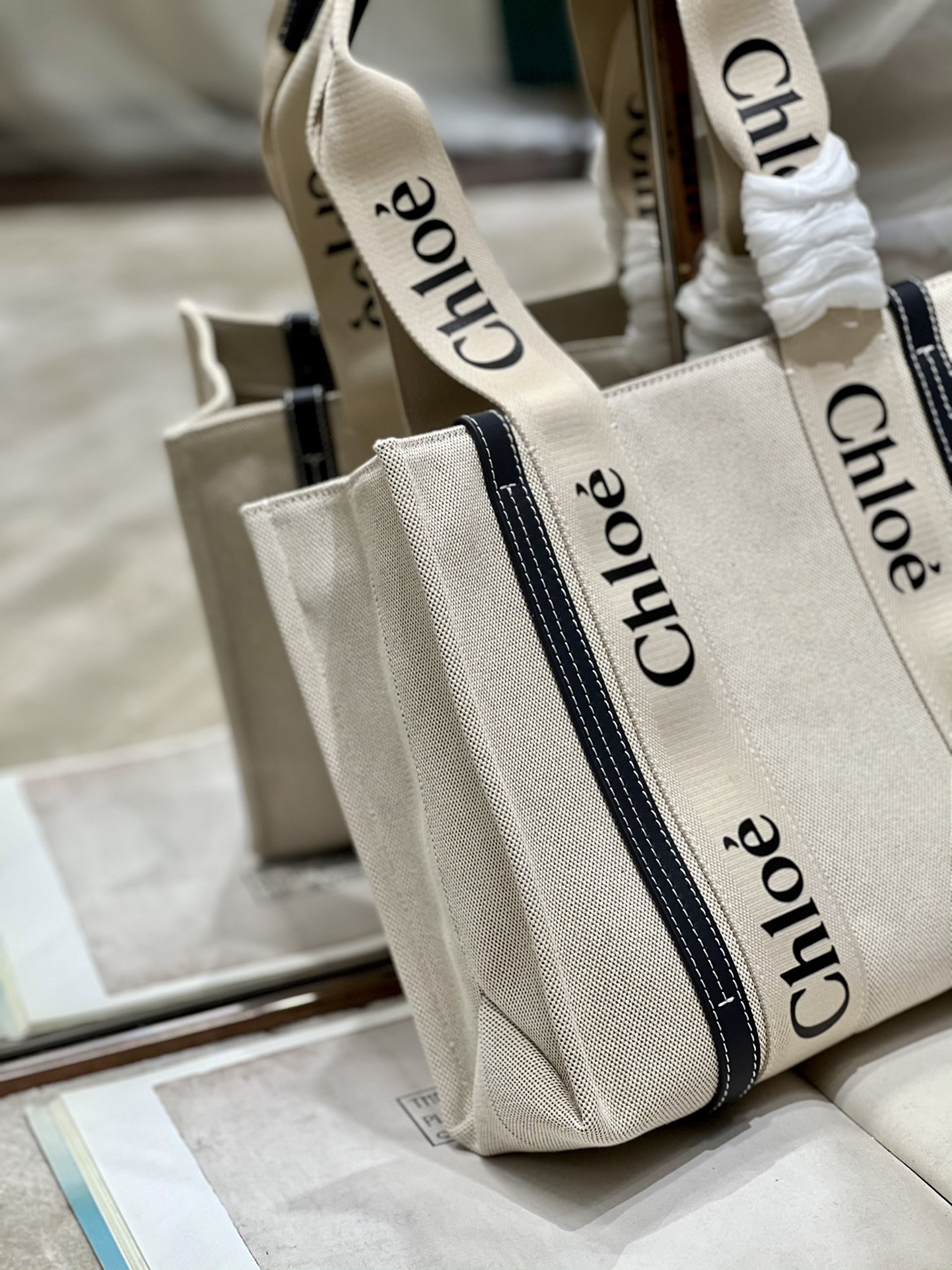 Mサイズのダークブルーのハンドバッグchloe新商品Woody Tote Bag社群で議論度の高いキャンバスバッグの主な理由は、