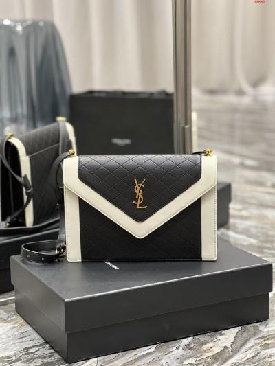 スリット模様の封筒バッグはイタリアの小羊皮の中の外全皮を採用して精密な手作りの独占カスタマイズ金属Y家ロゴを添えて個性的なカバー