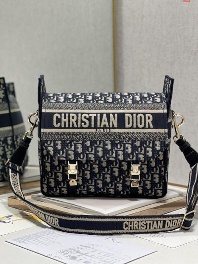 Diorの新しい郵便差バッグの中の番号は、古典的なメッセンジャーバッグの上にDiorの象徴的な要素を取り入れてカジュアルなスタイ