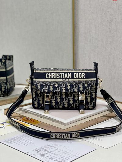 Diorの新しい郵便差バッグは、古典的なメッセンジャーバッグの上にDiorの象徴的な要素を取り入れてカジュアルでおしゃれなスタイ
