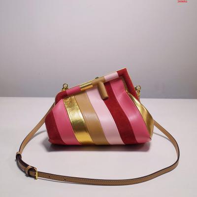FD家の新商品Firstトランペットバッグは、モザイク皮革積層皮革と革を用いて手作業で作成した色柄斜めストライプ模様に同じ模様の